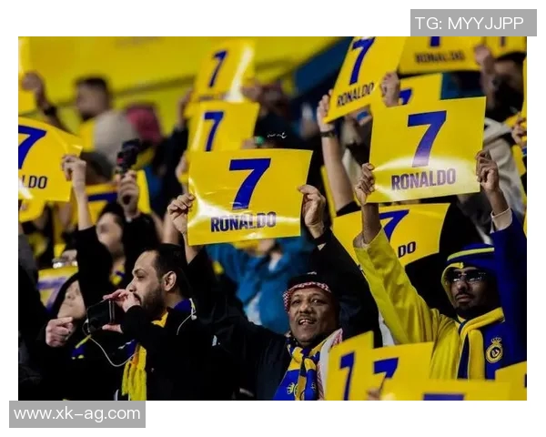 胜利球迷在比赛中高呼C罗名字展现对队长的坚定支持与热爱